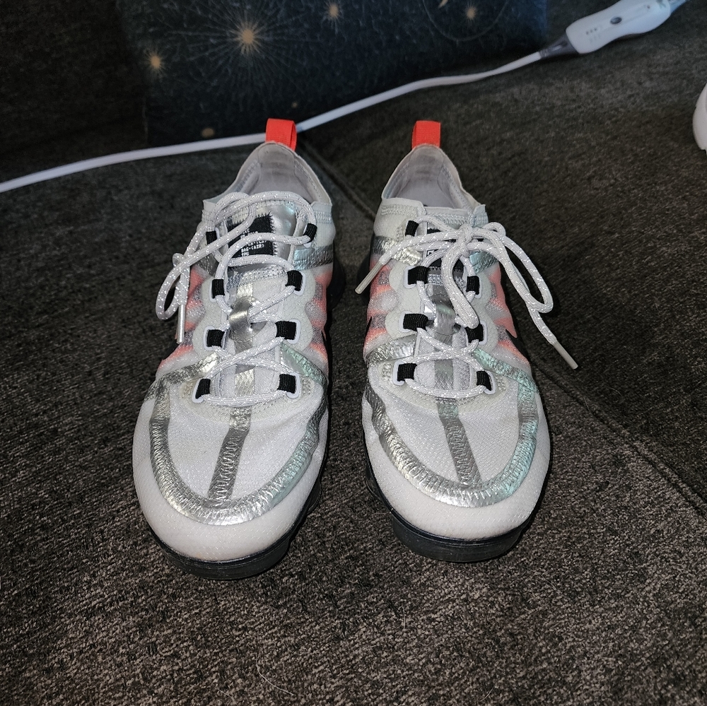 Selling White,silver, orange, and black nike vapormax size 8